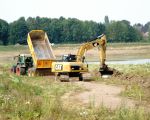 Voor de stabilisatie van het wandelpad wordt eerst een laag betongranulaat aangebracht, waarop nog een afwerklaag komt.   (30-8-2017 - Jan Dolmans)