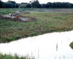 De wandelweg rondom de recreatievijver is ook voor paard-minnende Itterenaren een mooi stukje om de benen te strekken.  (2-9-2017 - Jan Dolmans)