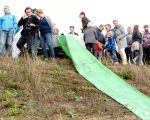 Ter viering van de opening is ook nog zo'n 350 kg vis in de vijver uitgezet. (13-10-2017 - Jan Dolmans)