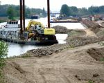 Achter het eerste schip is een klein schiereiland in het Julianakanaal en dat is de plek waar de vliegtuigbom werd gevonden. (1-5-2018 - Jan Dolmans)