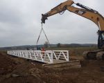 Plaatsen van de brug over de Geul. Binnenkort kan er vanuit Itteren gefietst en gewandeld worden naar Hartelstein. (29-10-2018 - Han Hamakers)