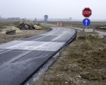 Ook de auto's die richting Hoeve Hartelstein rijden moeten over een veerooster heen. ( het licht gearceerde gedeelte van de weg). Er zal straks wel een grote kudde koeien en paarden nodig zijn om de begroeiing in dit grote gebied enigzins in toom te houden.  (27-11-2018 - Jan Dolmans)