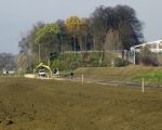 Langs het fietspad aan het Julianakanaal, richting Geulle,  is men deze week begonnen met een afrastering te plaatsen. (30-11-2018 - Jan Dolmans)